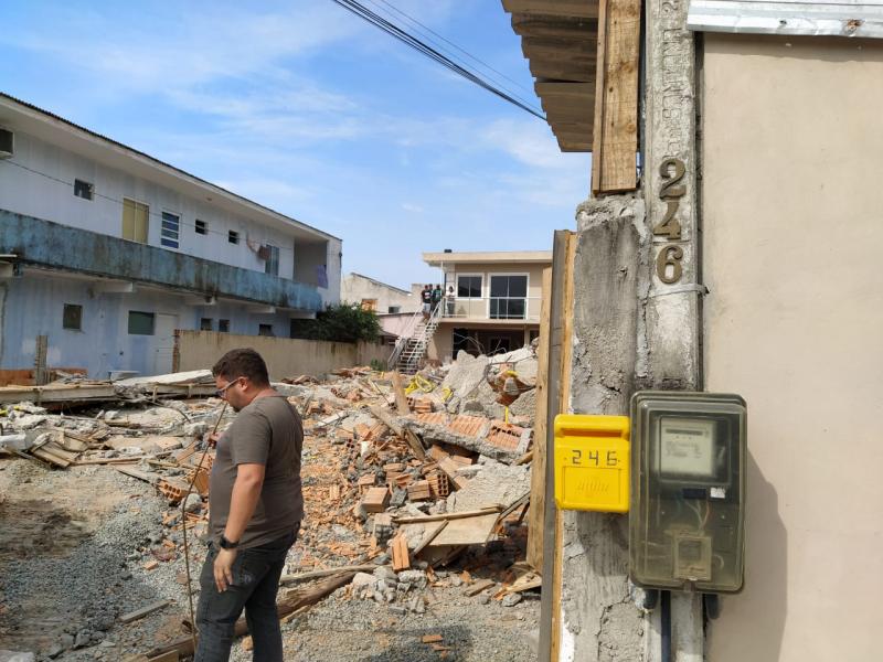 Prefeitura de Florianópolis derruba obra de prédio irregular em Canasvieiras
