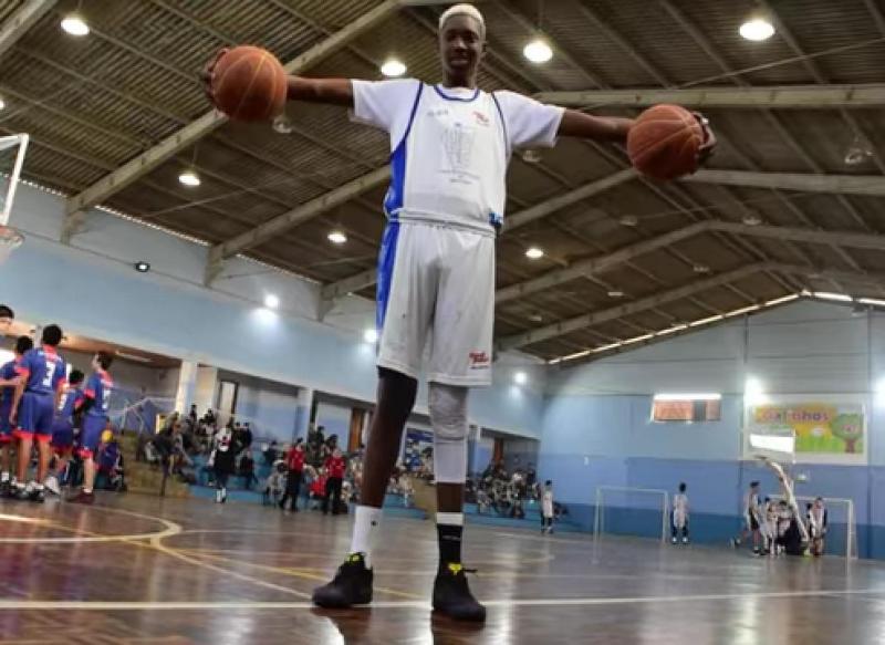 Atleta de 14 anos da equipe de basquete de Florianópolis assina contrato com time da Itália