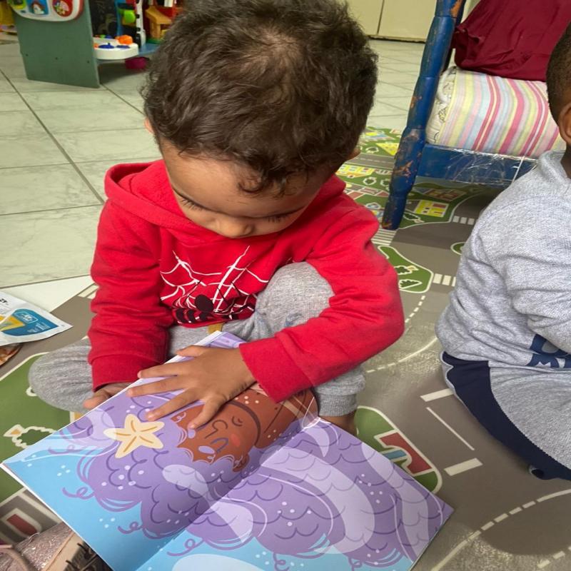 Crianças de Neim em Florianópolis produzem bonecas(os) sereias(os) a partir de história infantil