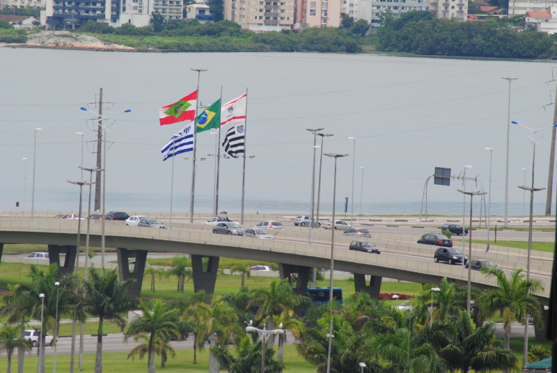 Prefeitura hasteia bandeiras do Avaí e do Figueirense