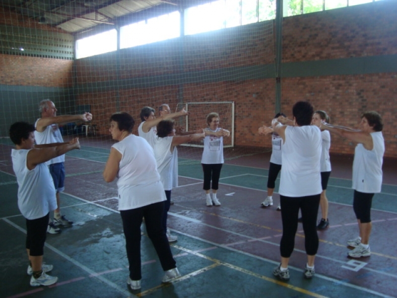 Idosos montam equipes e fazem torneio de vôlei