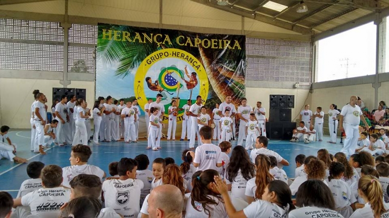 Entidade ensina capoeira de graça no Norte da Ilha