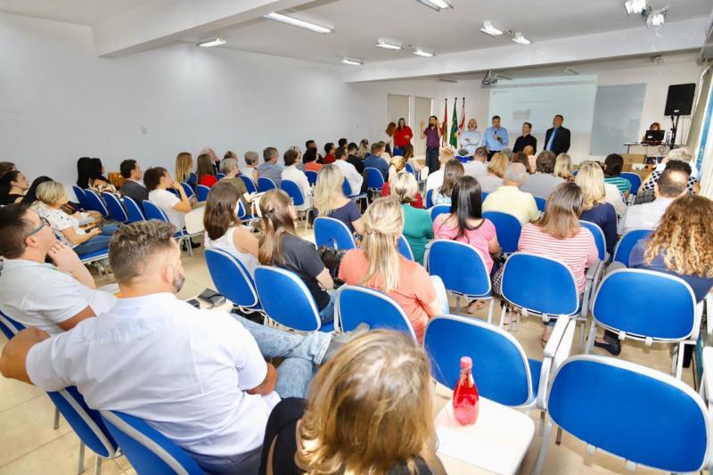 Auditório da educação é batizado de claudete mittmann