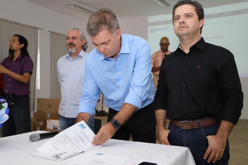 PMF dá ordem de serviço para obras em três escolas e em creche