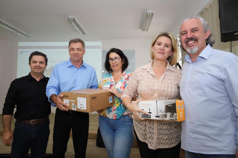 No Superdezembro, Rede de ensino receberá notebooks e computadores