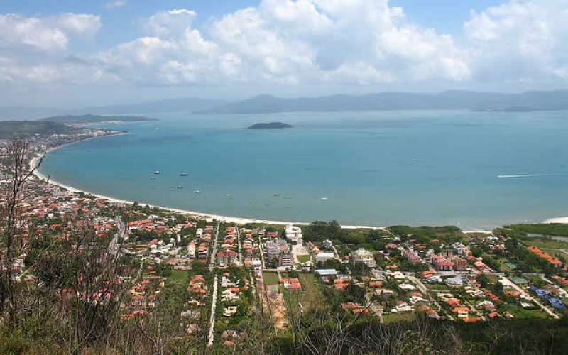 Apreensão e demolição pelo DEFIS, em Área Verde de Lazer