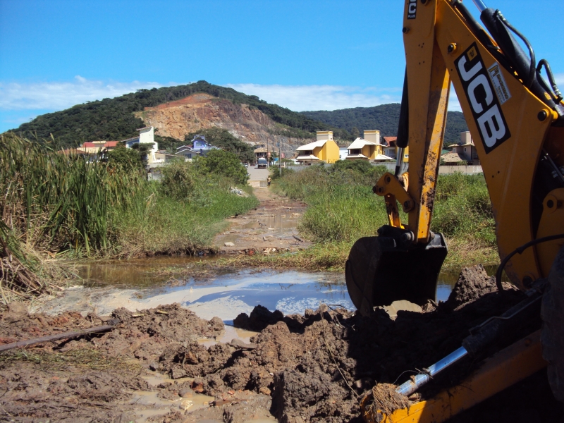 Floram retira 600m³ de areia de rua ilegal no Campeche  
