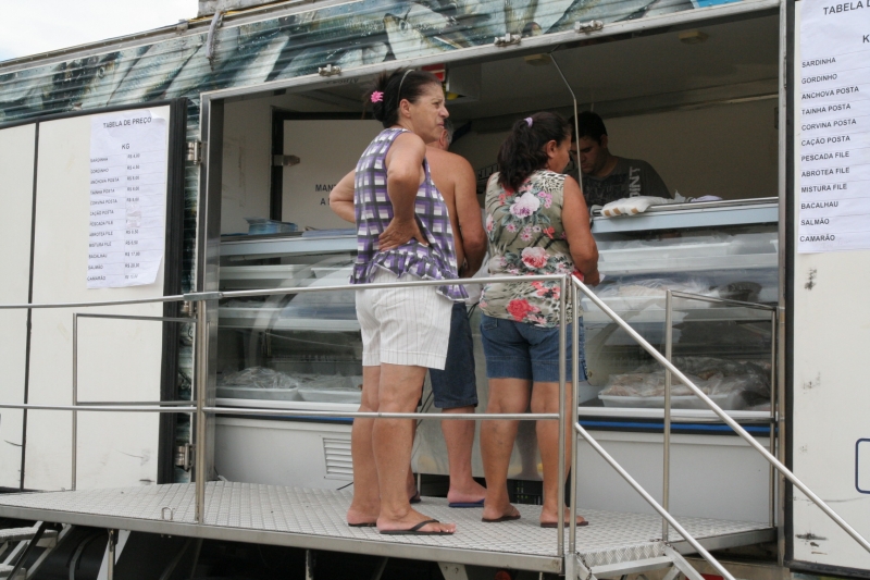 Projeto Caminhão do Peixe inicia no Ribeirão da Ilha
