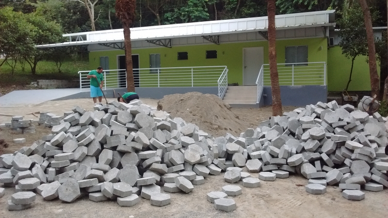 Calçamento em frente a casa ambiental