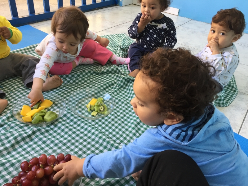 Como fazer com que bebês comam alimentos diferentes? Creche Municipal de Florianópolis tem a resposta