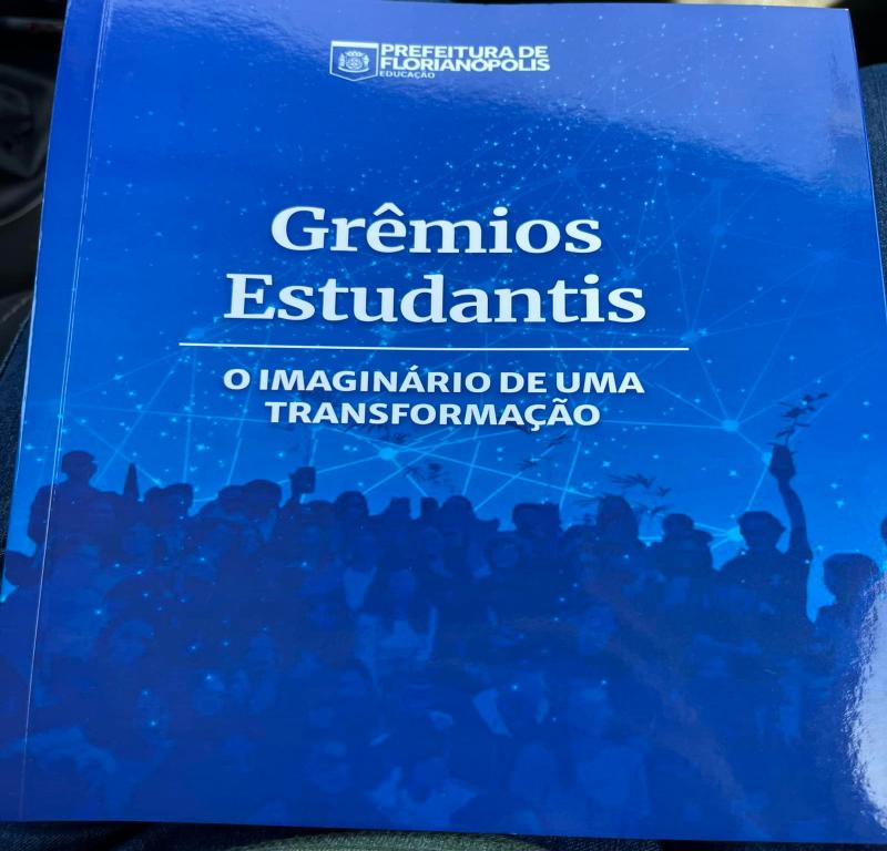 GRÊMIO ESTUDANTIL DA REDE MUNICIPAL DE FLORIANÓPOLIS LANÇA DOIS LIVROS
