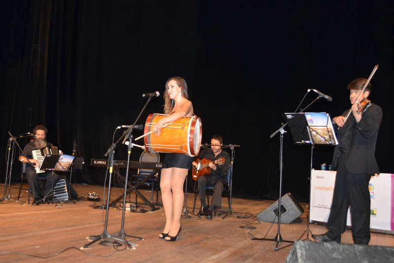 Grupo Kámada faz apresentação no Teatro da Ubro