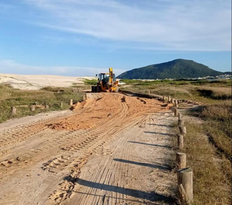 Floram realiza manutenção em estrada de acesso aos ranchos de pescadores no Parque Natural no Santinho