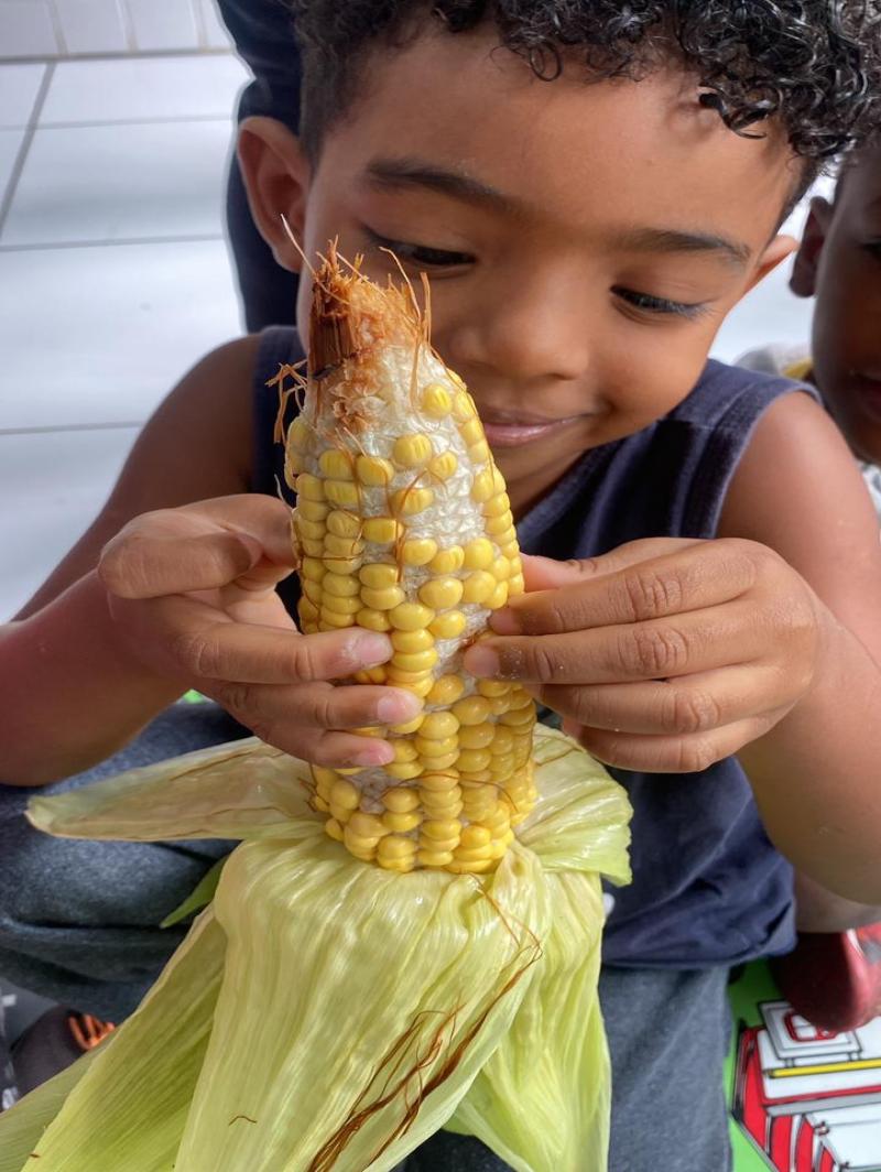 Creche une história de povos indígenas e culinária em ação pedagógica
