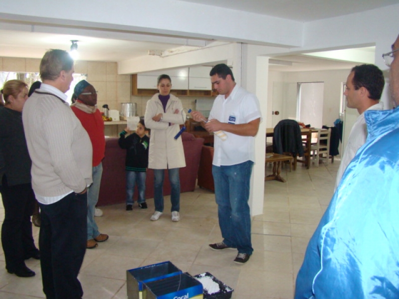 Coral oferece curso de pintura gratuito em Florianópolis
