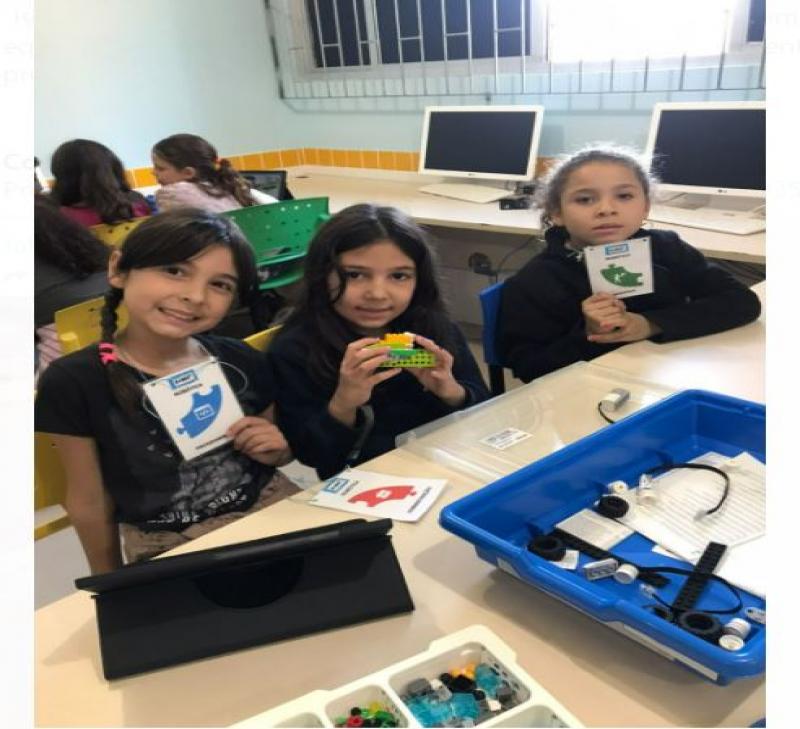 Crianças de escola municipal de Florianópolis constroem e programam robô