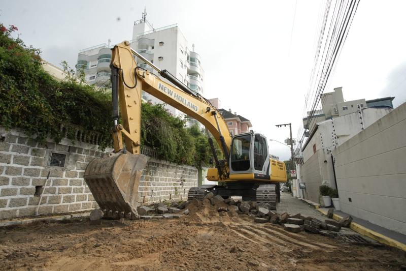 Prefeitura revitaliza vias de acesso a comunidades do Maciço