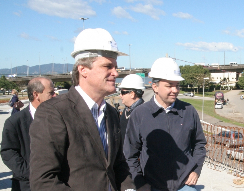 Prefeito Dário Berger vistoria as obras do elevado Rita Maria