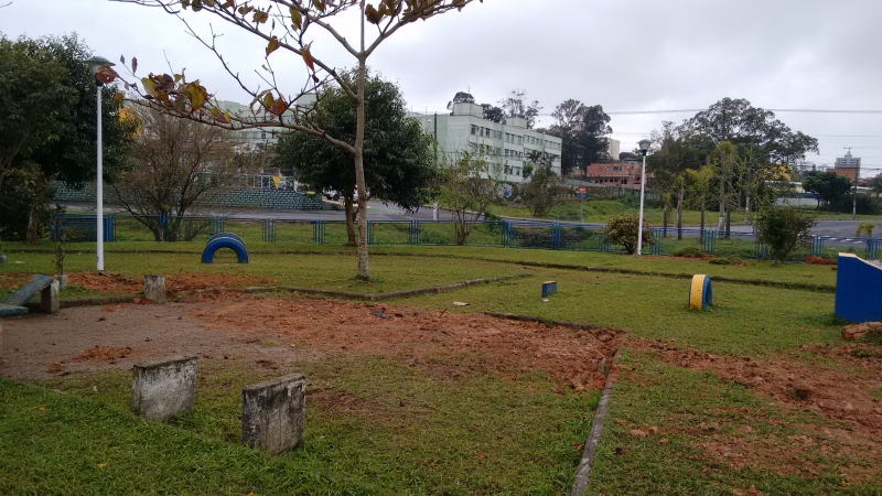 Continente: praça ganha sistema de iluminação