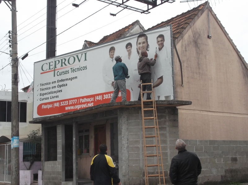 Continua retirada de publicidade irregular