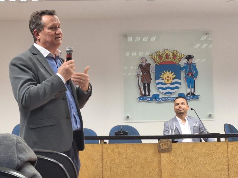 SMLCP explica etapas de editais de parcerias em simpósio na Câmara Municipal