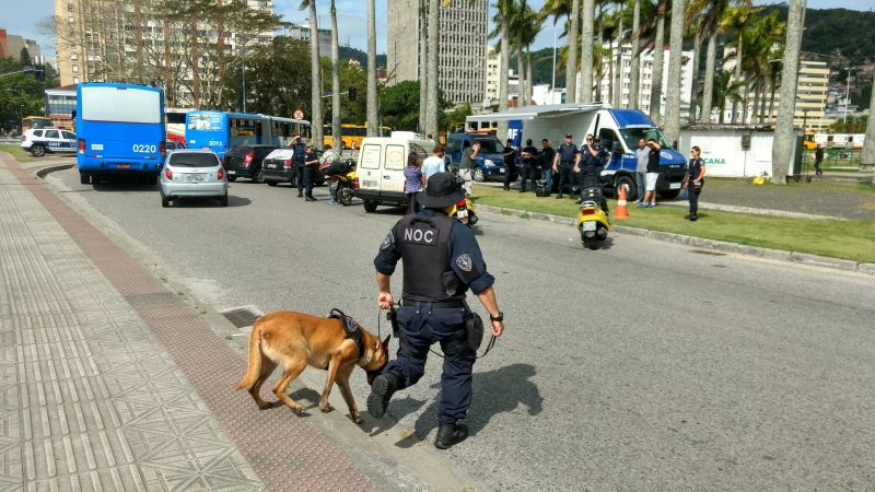 Blitz autua 74 motoristas em 2h de operação