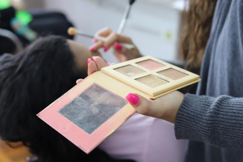 Florianópolis promove evento de beleza para pessoas em situação de rua 