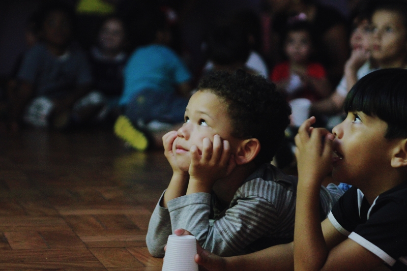 Crianças se divertem com Projeto Cinema nos Bairros