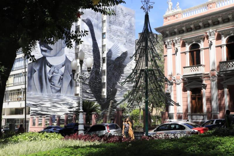Decoração de Natal começa a ser instalada na Capital