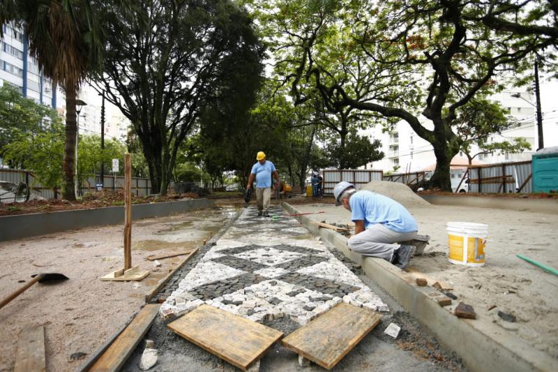 Obras na Praça Olívio Amorim recuperam arte de Hassis