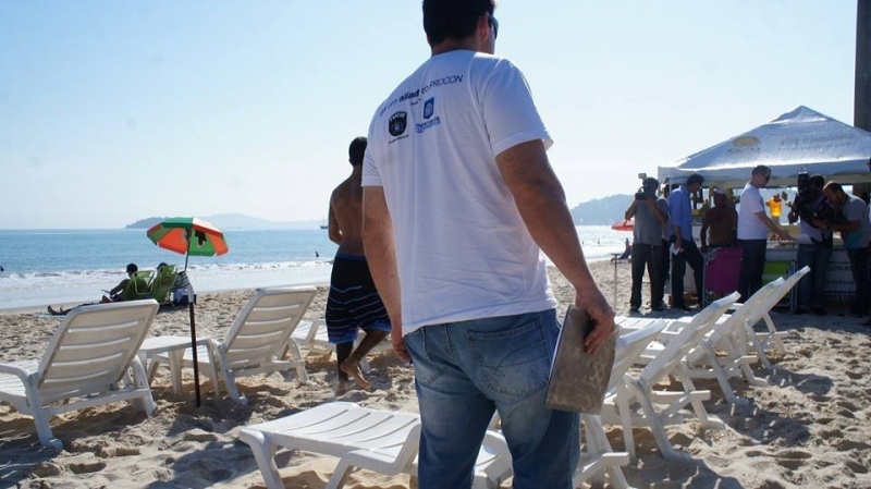 Procon notifica beach club por cobrar uso de cadeira