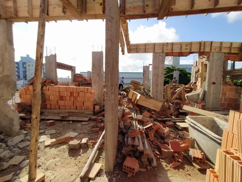 Operação nos Ingleses derruba 3º pavimento de obra em desacordo com o projeto aprovado