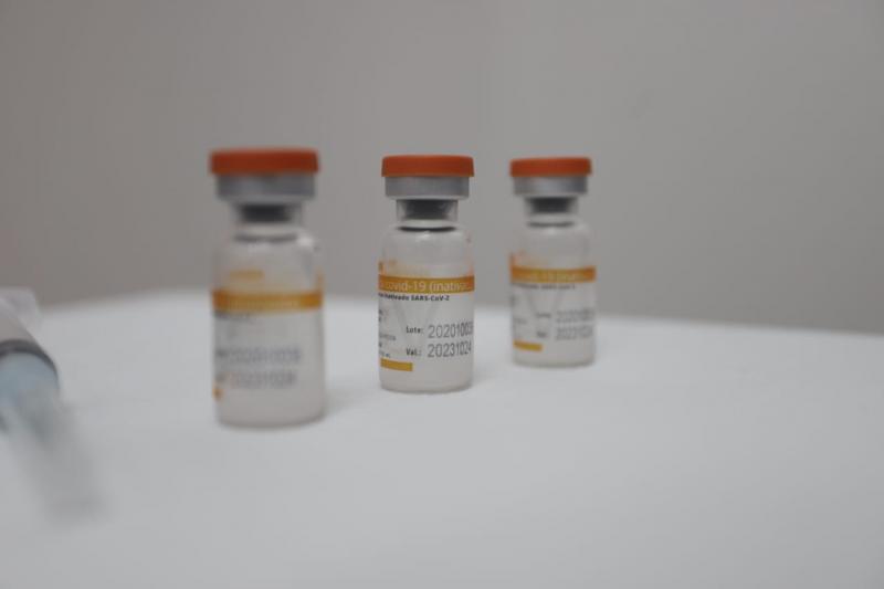 Prefeitura recebeu doses para apenas metade dos profissionais de Saúde