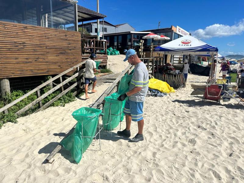 No verão de Floripa, limpeza torna-se diária em 40 km de praias