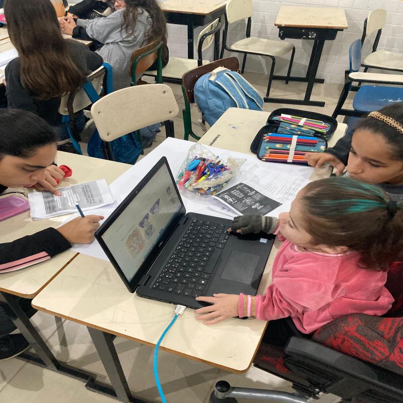Profissionais de apoio que acompanharão estudantes com deficiência terão primeira formação do ano