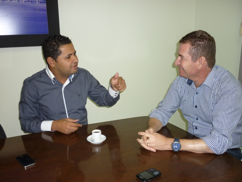 Vereador Tiago Silva visita Secretaria do Continente
