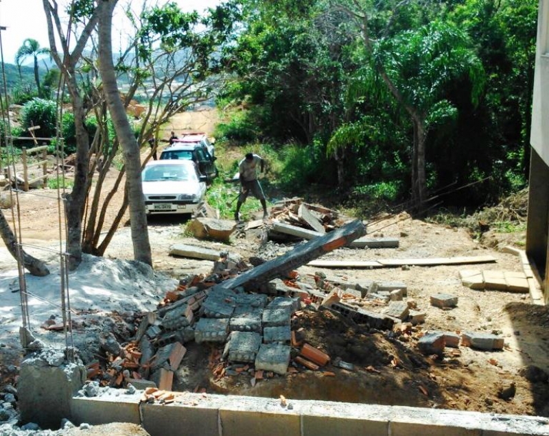 Floram derruba muro irregular no Norte da Ilha