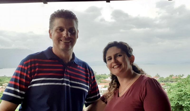 Mulher e marido viram diretores de escola e de Neim