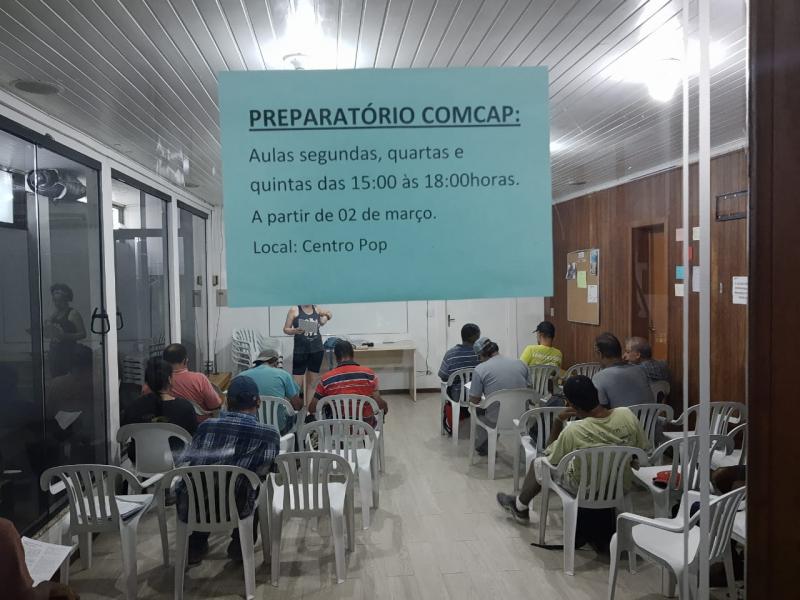 Pessoas em situação de rua de Florianópolis fazem aulas preparatórias para concurso da Comcap 