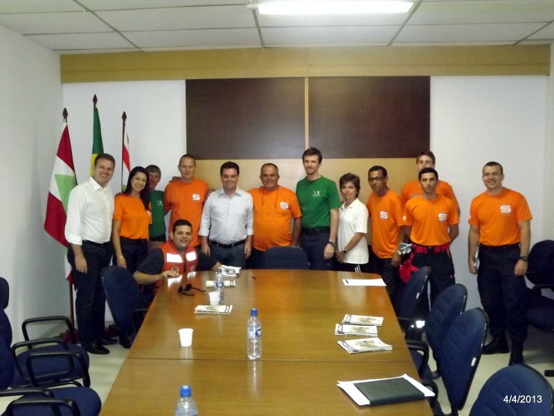 Prefeito recebe voluntários da Nova Acrópole