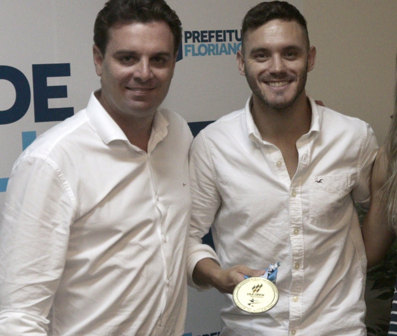 Bicampeão de karatê exibe medalha ao prefeito