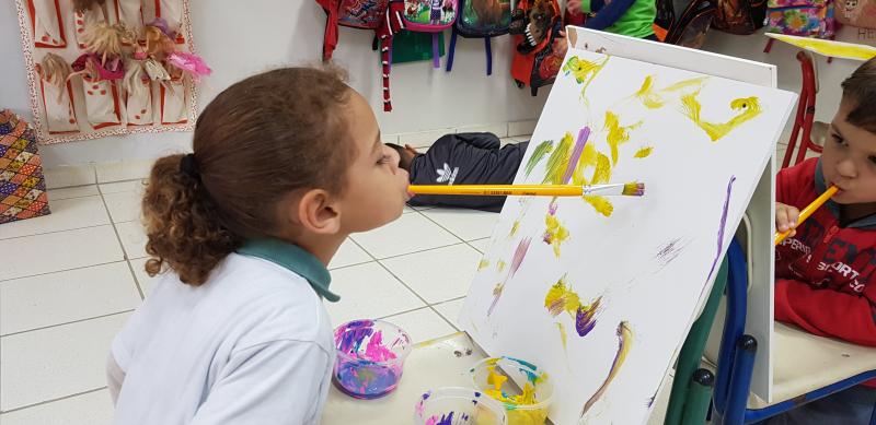 Crianças são incentivadas a usarem outras partes do corpo para pintar