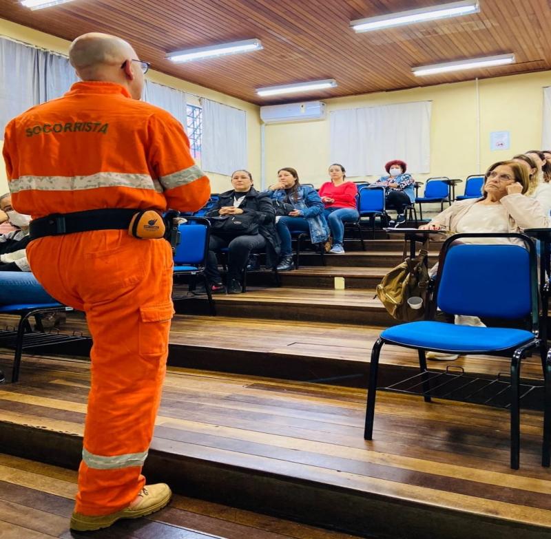 Rede municipal de ensino de Florianópolis capacita estudantes e professores para uma escola mais segura