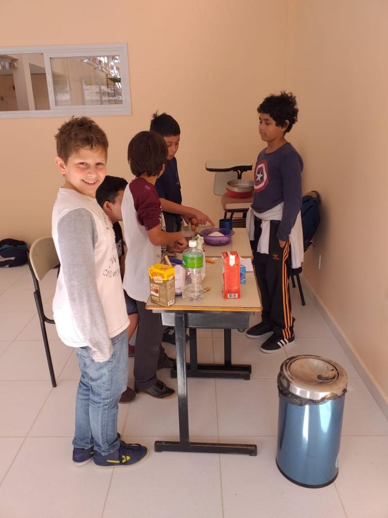 Estudantes aprendem matemática financeira com receita de bolo 