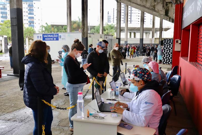Pessoas de 40, 41 e 42 anos serão vacinadas nesta terça-feira