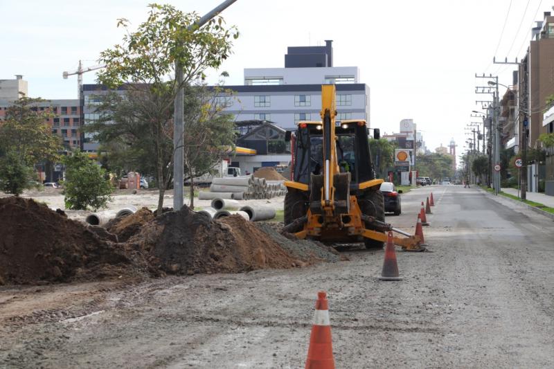 Máquinas entram em operação na Avenida das Raias, em Jurerê