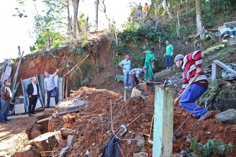 Maciço do Morro da Cruz vira canteiro de obras