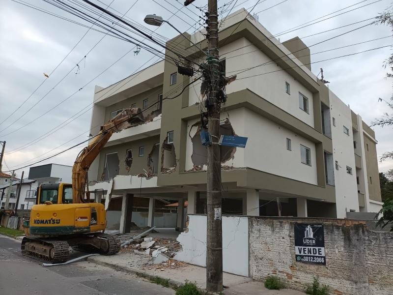 Prédio em fase de finalização é demolido no Norte da Ilha