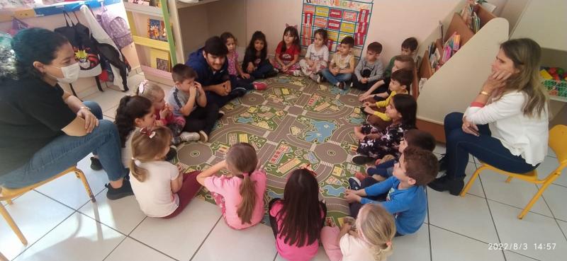 Crianças de creche têm aulas de Libras 