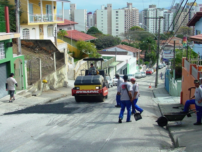 Tem início repavimentação no Mont Serrat